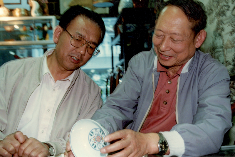 孙学海细心为古玩城商户藏品做鉴定2_调整大小.PNG