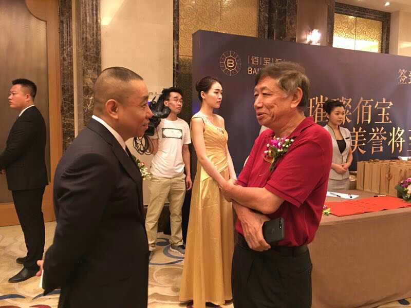 中国民间文物网记者首次亮相中国大饭店
