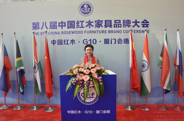 中国红木家具品牌大会的亲历者，中国收藏家协会副会长维佳