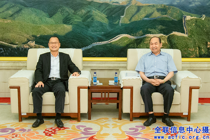邱小平副主席会见香港中华总商会会长蔡冠深一行