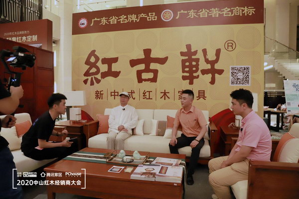 中山红古轩区域经理刘利华（右二）在中国红木三大品类机会优选品牌直播招商会上介绍红古轩新中式产品的设计定位和特点