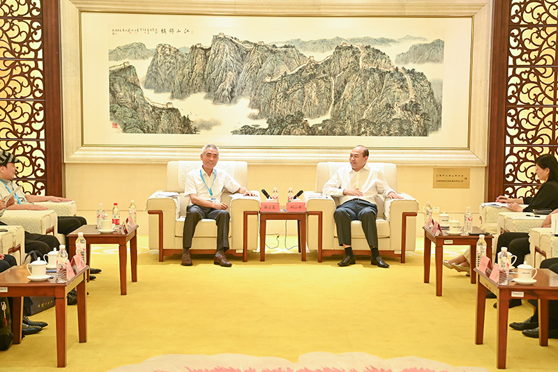 邱小平会见台湾大陆同乡会理事长参访团骆宏宾一行