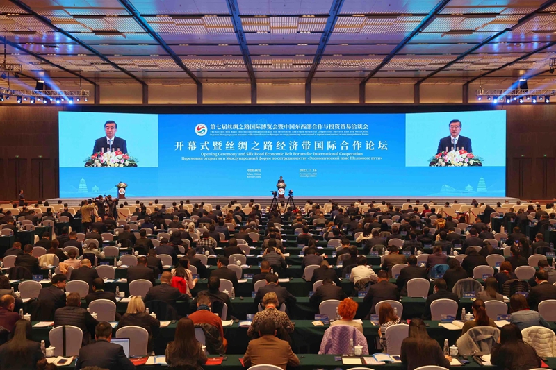 邱小平出席第七届丝绸之路国际博览会暨中国东西部合作与投资贸易洽谈会开幕式并致辞